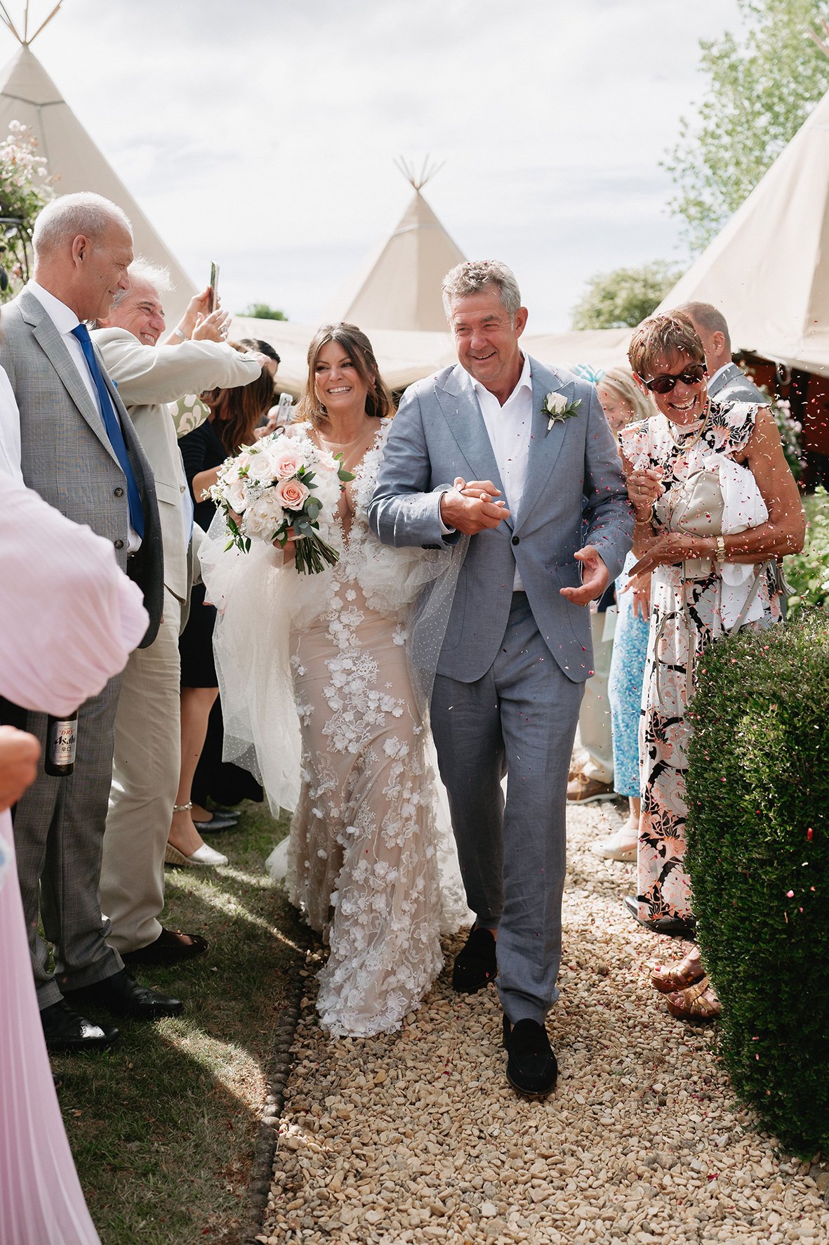 simon celebrant confetti married couple